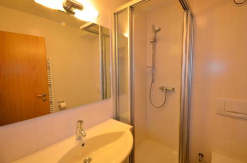 皮森多夫Select Top 10 - by Alpen Apartments的带淋浴、盥洗盆和镜子的浴室