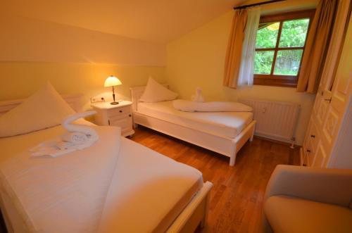 皮森多夫Select Top 10 - by Alpen Apartments的一间小卧室,配有两张床和窗户