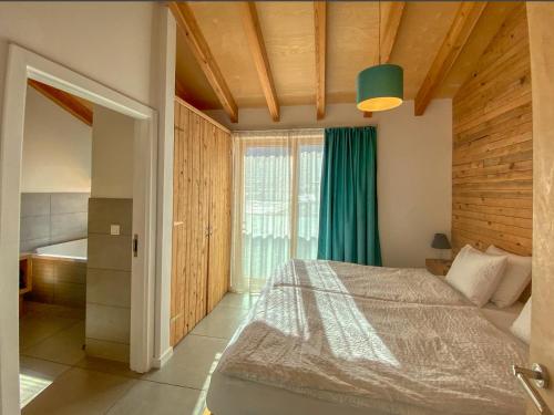 滨湖采尔Gletscherblick 2 - by Alpen Apartments的一间卧室设有一张床和一个大窗户