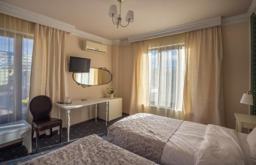 雅西伊顿酒店的酒店客房带一张床、一张书桌和一面镜子