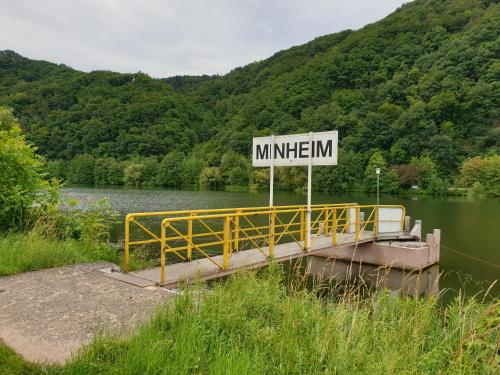 MinheimFewo-Minheim Waltraud und Franz Bayer的水体上的桥牌