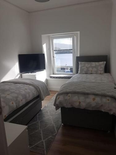 米尔波特Wee Harbour View的一间卧室设有两张床和窗户。