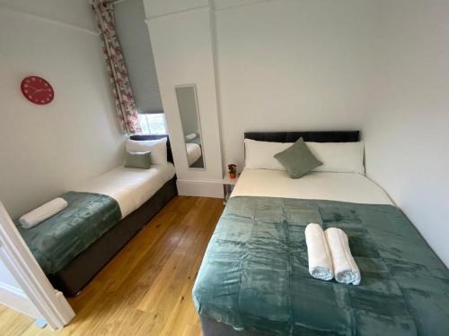 伦敦Kings Cross Apartment的一间卧室设有一张大床和一个窗户。