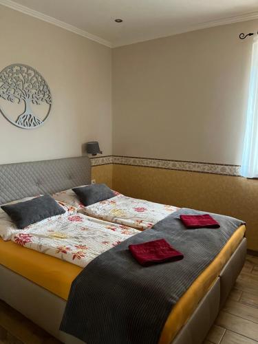 帕廷斯Villa Gracia Patince的一间卧室配有一张带红色毛巾的床
