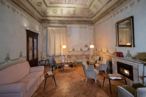蒙特普齐亚诺Delcorto Suites的带沙发和壁炉的客厅