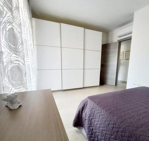 圣萨尔沃Civico 26 T的一间卧室配有一张床和一张木桌