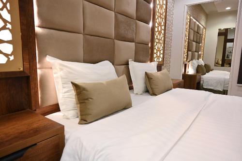 利雅德ليوان الخليج للوحدات السكنية المفروشة的卧室配有一张带白色床单和枕头的大床。