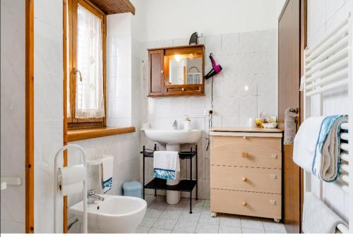 莫尔曼诺B&B Il Ghiro-Country House的白色的浴室设有水槽和卫生间。