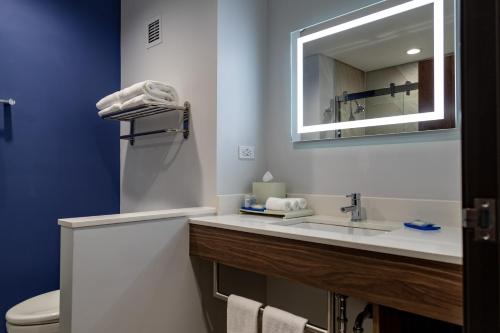 恩塞纳达港Holiday Inn Express & Suites - Ensenada Centro, an IHG Hotel的一间带水槽和镜子的浴室