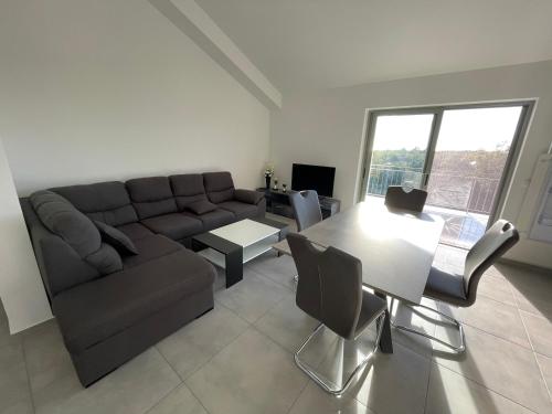 乌马格Apartments Lia-Jolie的客厅配有沙发和桌子
