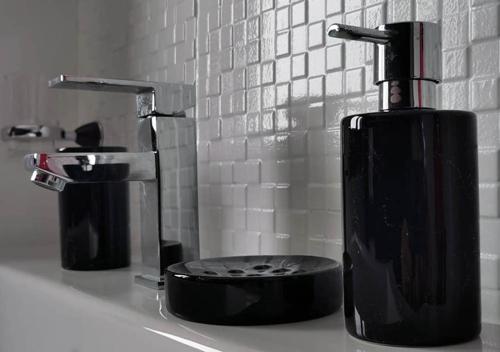 瓜蒂萨Casa Azmira del Mar的浴室水槽上的一个黑色肥皂分配器