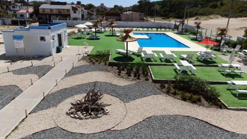 圣克莱门特雷图尤SolMar的享有带游泳池和椅子的度假村的空中景致