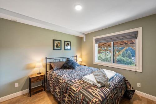 奥克兰Central Crocker Highlands Garden Oasis的一间卧室设有一张床和一个窗口