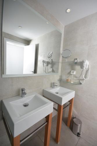 北哈马默特Amber El Fell的浴室设有白色水槽和镜子