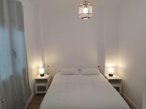 大加那利岛拉斯帕尔马斯HJS Guest House - The Comfy Retreat的一间卧室配有白色床和2个床头柜