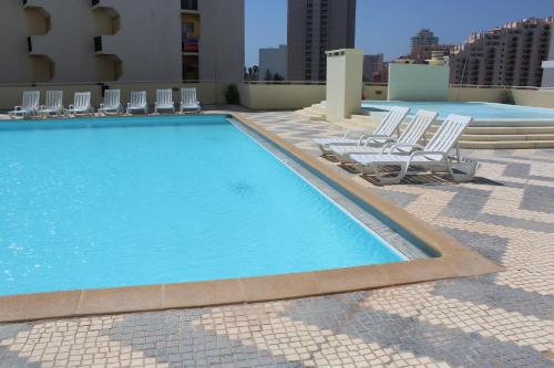 Apartamentos Varandas da Rocha内部或周边的泳池