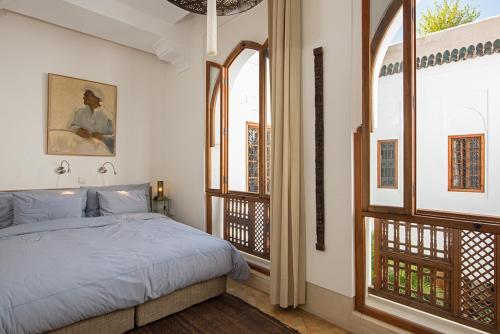 马拉喀什Riad Rossi的一间卧室设有一张床和一个大窗户