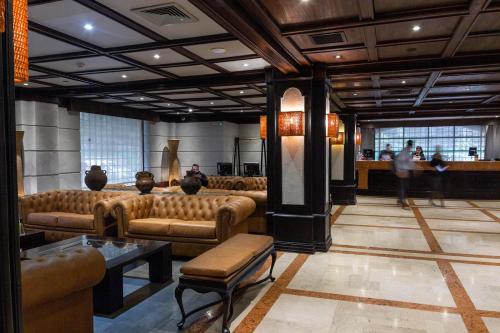 圣地亚哥蓝树创始人酒店的大厅,在大楼里设有沙发和桌子
