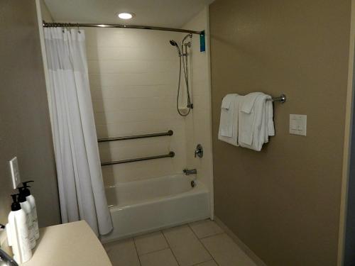 科珀斯克里斯蒂万豪春丘科帕斯克里斯蒂套房酒店的浴室配有浴缸、淋浴和毛巾。