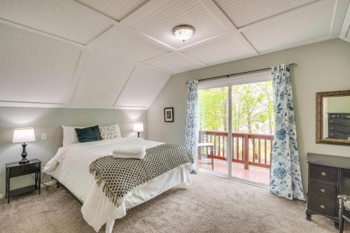 海波因特North Carolina Retreat - Deck, Grills and Lake Views的一间卧室设有一张床和一个阳台