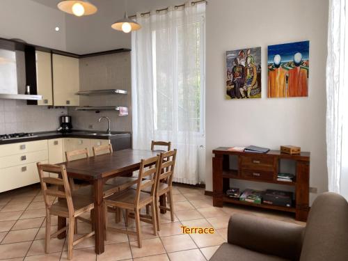 特拉雷戈Casa al Campanile, LeonardosHome的一间厨房,内设一张木桌和椅子