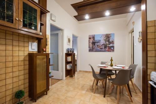 雅典Blue Ark Gate to History的厨房以及带桌椅的用餐室。