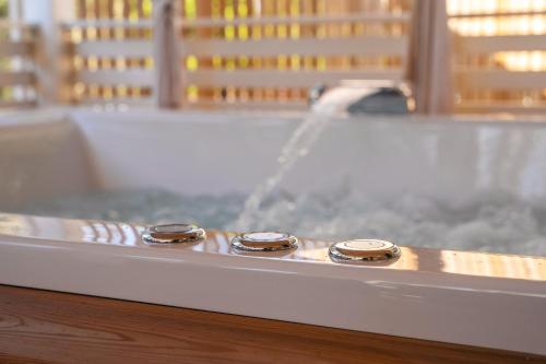 弗尔萨尔Camping Resort Tina Vrsar的浴缸上一排五金环