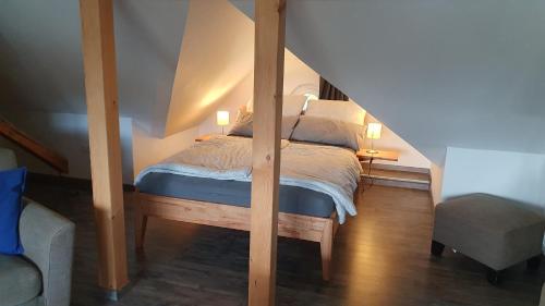德累斯顿Ferienwohnung Schulz的一间卧室配有一张带两盏灯的床。