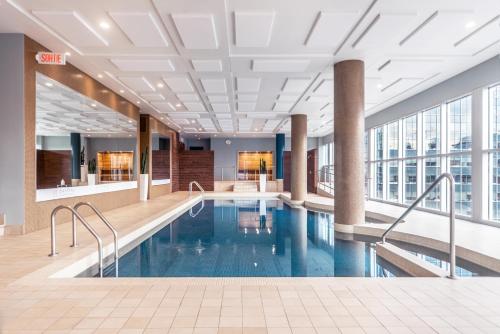 蒙特利尔Warwick Le Crystal - Montréal的酒店大堂的游泳池