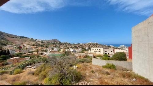 胡塞马Al Hoceima Ajdir Maroc - Maison 5 chambres 10 personnes的享有以大海为背景的城镇美景