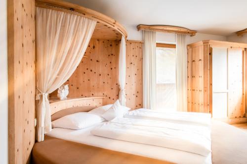 厄尔Hotel & Gasthaus Dresch的一间卧室配有一张带天蓬的床