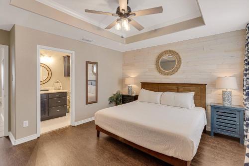 帕德雷岛Palm Tree Paradise的一间卧室配有一张床和吊扇