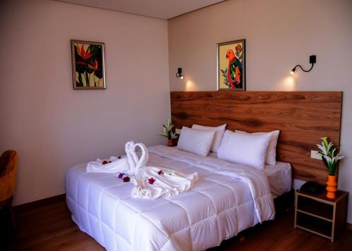 梅克内斯Hotel beaux arts的卧室配有带毛巾的大型白色床