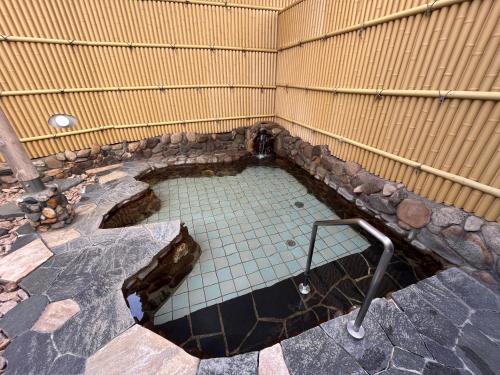 纹别市纹别太子酒店的建筑物角落里的一小池水