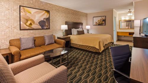 佩索罗伯斯Best Western Plus Black Oak的酒店客房,配有床和沙发