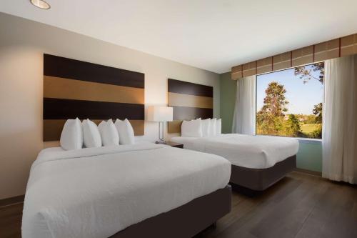 德斯坦西格桑德贝斯特韦斯特酒店的酒店客房设有两张床和窗户。