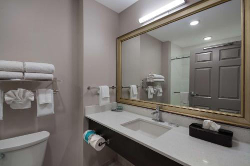 德斯坦西格桑德贝斯特韦斯特酒店的一间带水槽和镜子的浴室