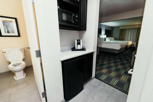 安克尼La Quinta Inn & Suites by Wyndham Ankeny IA - Des Moines IA的酒店客房设有带卫生间的浴室