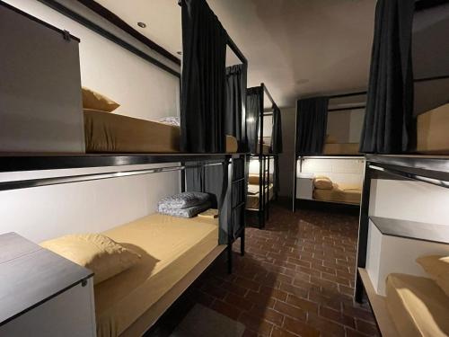 昆卡Ñañas Hostel的带两张床和镜子的客房