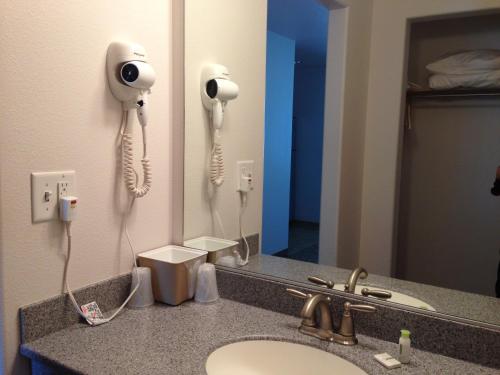 North Pole北极酒店的一间带水槽的浴室和镜子内的电话