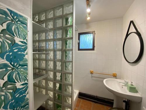 La Poterie-Cap-dʼAntiferHoliday home, La Poterie Cap d'Antifer的浴室配有盥洗盆和带镜子的淋浴