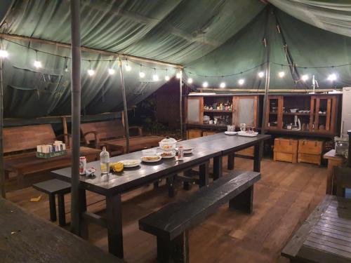TandulujanggaCamp Tarimbang的帐篷内带桌子的用餐室