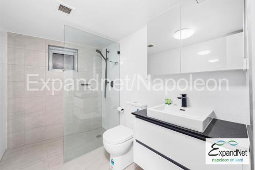 悉尼拿破仑肯特酒店的白色的浴室设有卫生间和水槽。