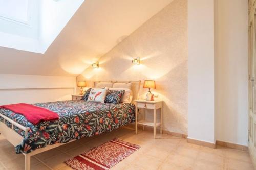 阿尔豪林格朗德Beautiful penthouse with spectacular views.的一间卧室配有一张床和一张带台灯的桌子