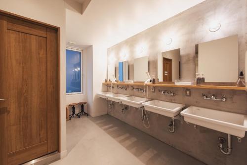 北九州Relief Kokura ANNEX Book & Stay的浴室设有一排盥洗盆和镜子