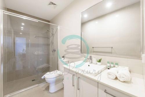 达尔文ZEN At ARRAY: 2BR Retreat in CBD的浴室配有卫生间、盥洗盆和淋浴。