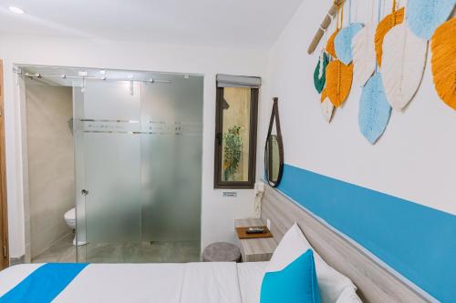 顺化TÒ VÒ Hostel 2 - Huế的一间卧室设有淋浴和一张蓝色的床