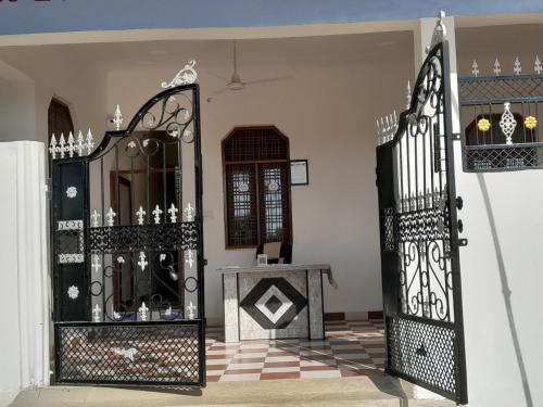克久拉霍Rani Palace的黑色门屋的入口