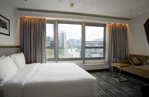 香港維园118酒店的酒店客房设有一张床和一个大窗户