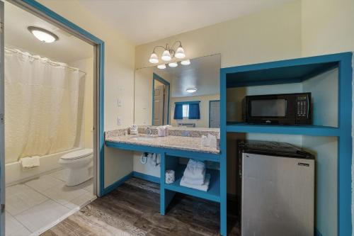 科珀斯克里斯蒂卡特琳娜汽车旅馆的一间带水槽、卫生间和微波炉的浴室